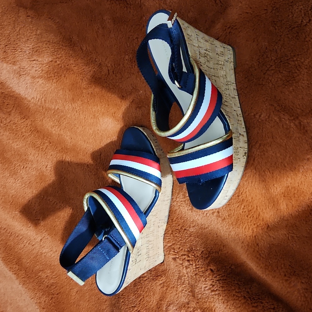 TOMMY HILFIGER WEDGE SANDLE SIZE 6 1/2 - Picture 2 of 5